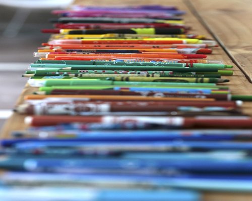 Mesa servida con un menú casero peruano, colorido y equilibrado