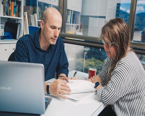 Equipo de VidaPlena compartiendo ideas saludables en una mesa de trabajo